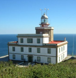 O exterior do Faro de Fisterra será o escenario do concerto. Se chove, trasladarase ao interior.