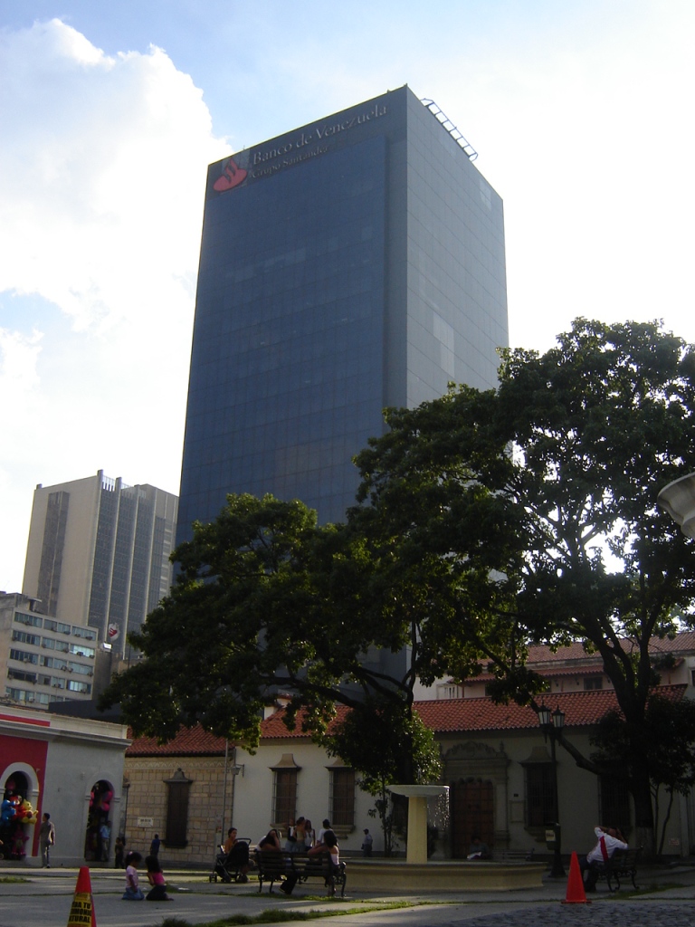 Sede central do Banco de Venezuela desde a Plaza El venezolano. Foto &copy; Xurxo Mart&iacute;nez Crespo