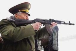 Mikhail Kalashnikov exhibe un AK-47