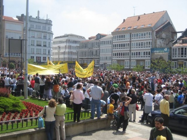 Ao remate da marcha, a xente foi enchendo a praza do Concello